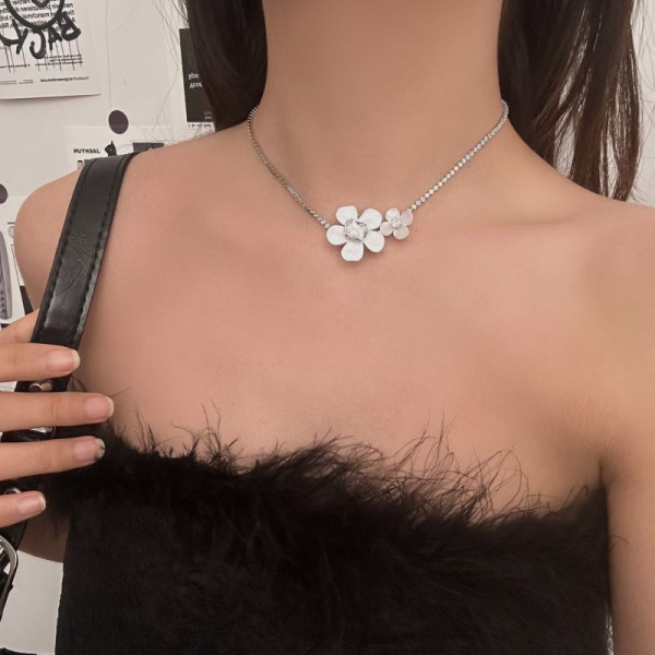 Широкая серебристая цепочка с абстрактной подвеской-цветком CJL19649