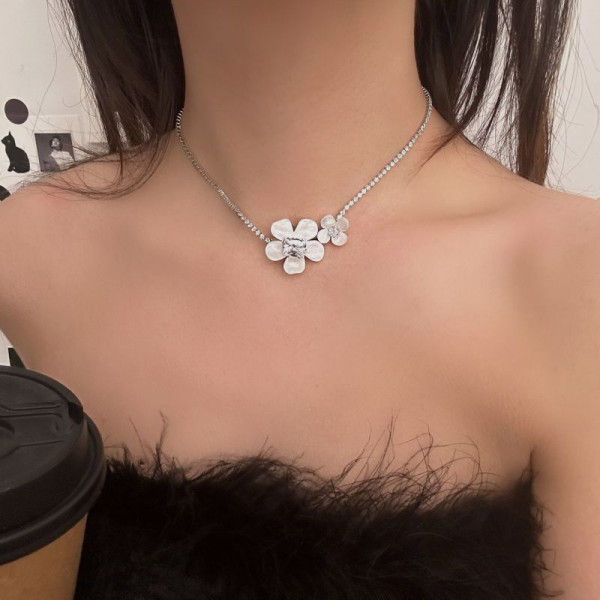 Широкая серебристая цепочка с абстрактной подвеской-цветком CJL19649