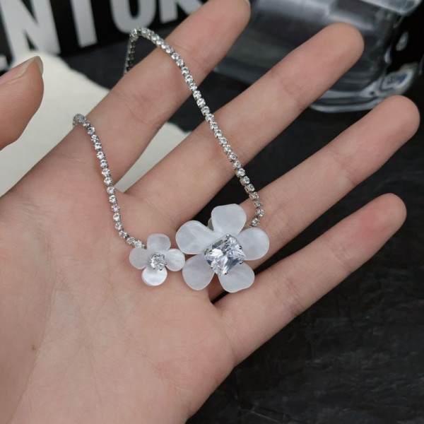 Широкая серебристая цепочка с абстрактной подвеской-цветком CJL19649