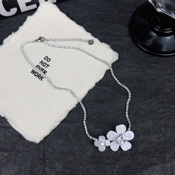 Широкая серебристая цепочка с абстрактной подвеской-цветком CJL19649