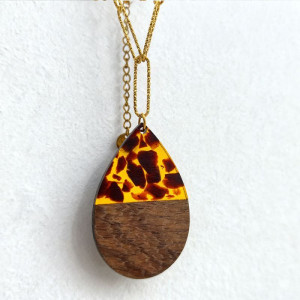 Цепочка с крупной подвеской в форме капли с древесной текстурой CJT07112