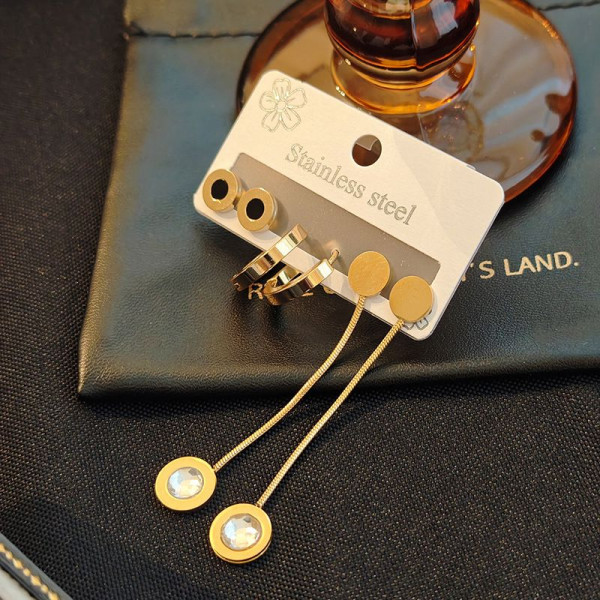 Набор золотистых серег из стали с черной эмалью и длинными подвесками J11494CJJ