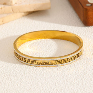 Браслет жесткий с гравировкой меандр в золотом цвете CJL19787