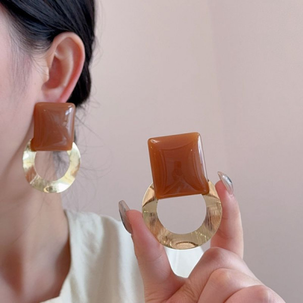 Комбинированные серьги-пусеты из акрила CJP97314