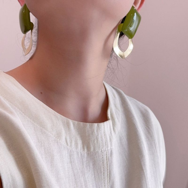 Комбинированные серьги-пусеты из акрила CJP97314