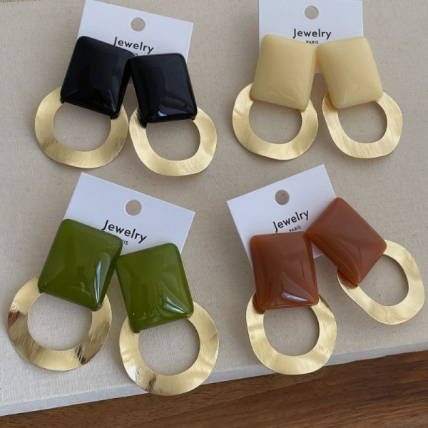 Комбинированные серьги-пусеты из акрила CJP97314