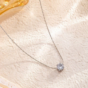 Минималистичное стальное колье с сияющим кристаллом CJG24842