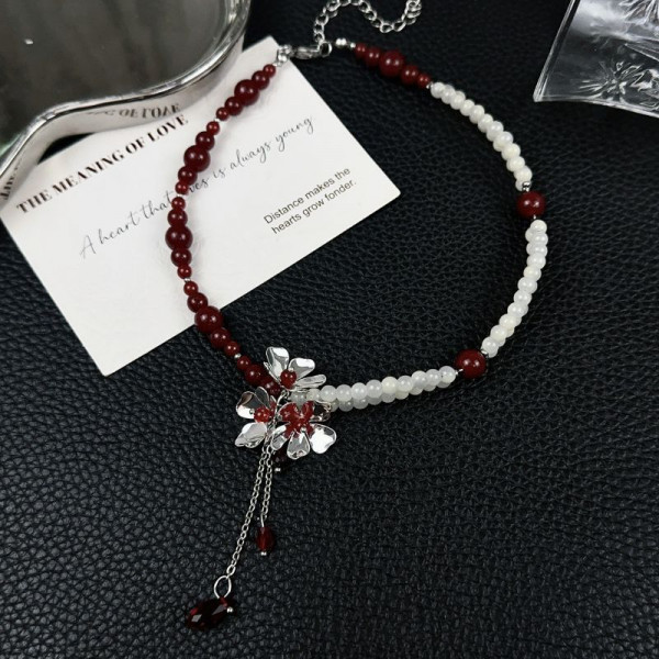 Чокер из темного граненого камня с центральным цветком и каплями CJQ17035