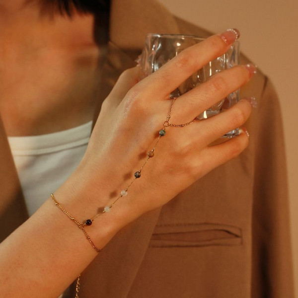 Слейв-браслет гранатовые искры на золотом фоне CJF48517