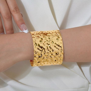 Браслет-кафф широкий с эффектом чеканки и перфорацией CJL91436