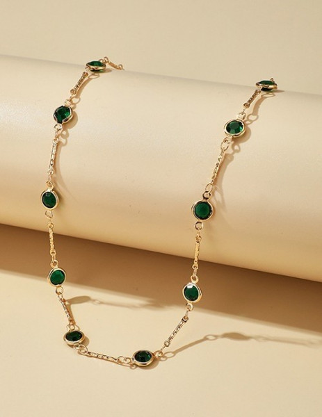 Тонкий золотистый чокер-цепочка с изумрудными кристаллами P97688