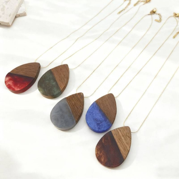 Цепочка с крупной подвеской в форме капли из дерева и смолы CJT07164