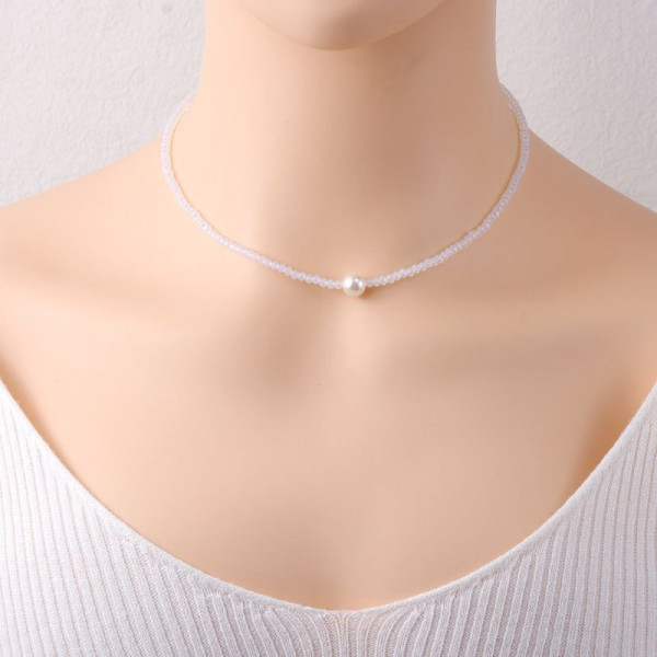 Изящные белые бусы из бисера с жемчужным акцентом CJG62012