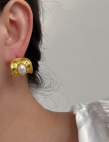 Широкие золотистые серьги в стиле барокко Z51303