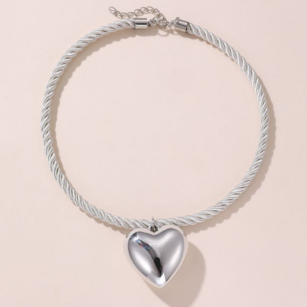 Чокер из светлых бусин с подвеской в форме сердца CJG53613