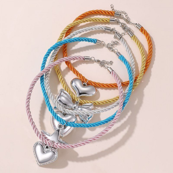 Чокер из светлых бусин с подвеской в форме сердца CJG53613