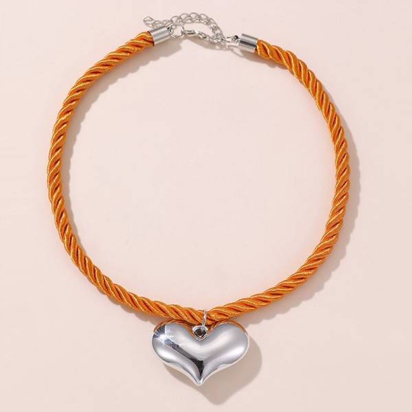 Чокер из светлых бусин с подвеской в форме сердца CJG53613