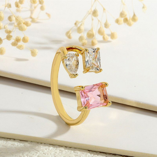 Разомкнутое кольцо с разноцветными кристаллами разной формы CJG67886