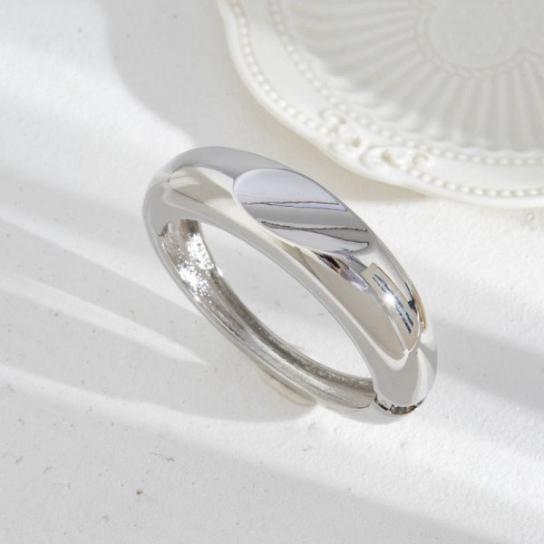 Браслет жесткий кафф с широким фацетом CJM15318