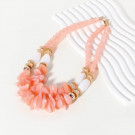 Объемное многослойное колье из розового акрила с золотистыми акцентами CJP52305