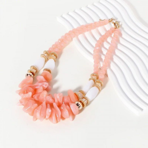 Объемное многослойное колье из розового акрила с золотистыми акцентами CJP52305