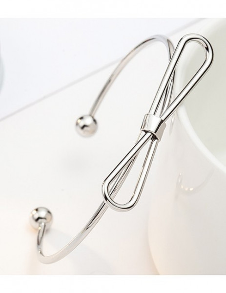 Браслет жесткий разомкнутый в виде контура банта R12886