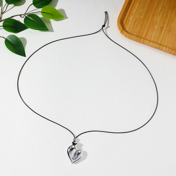 Минималистичное колье на шнурке с ярко-алым сердцем CJR56953