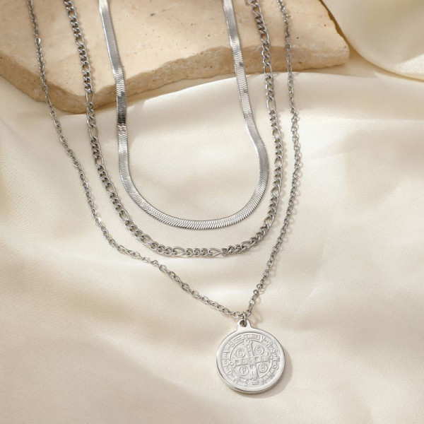 Серебристое многослойное колье с монетой CJM03807