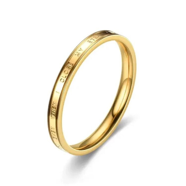 Золотистое обручальное кольцо с романтичной гравировкой и фианитом J10195CJJ