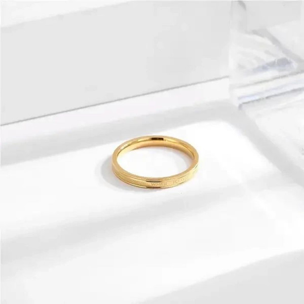 Золотистое обручальное кольцо с романтичной гравировкой и фианитом J10195CJJ