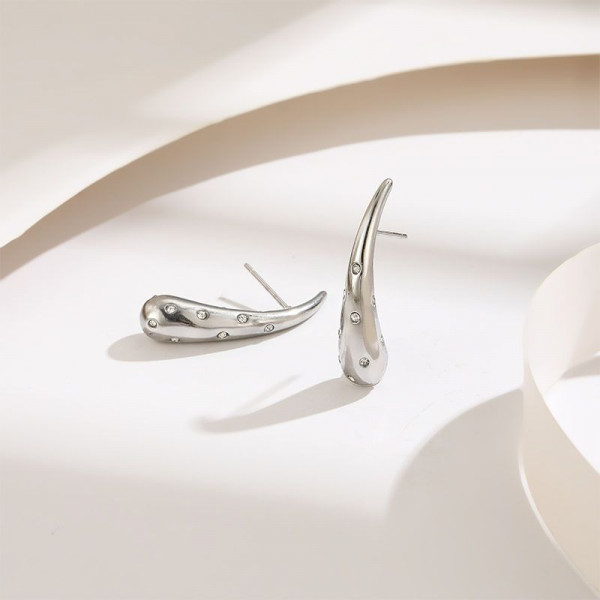 Серебристые изогнутые серьги-пусеты Капли CJH23988