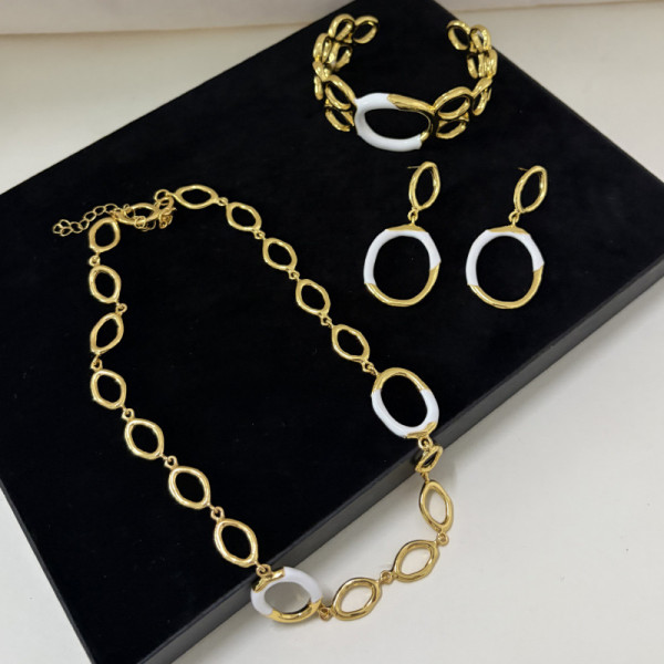 Браслет жесткий с декоративным элементом в виде цепи CJR59938