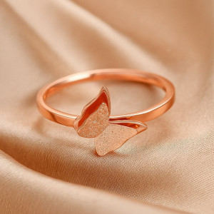 Золотистое кольцо с миниатюрной бабочкой J11175CJJ