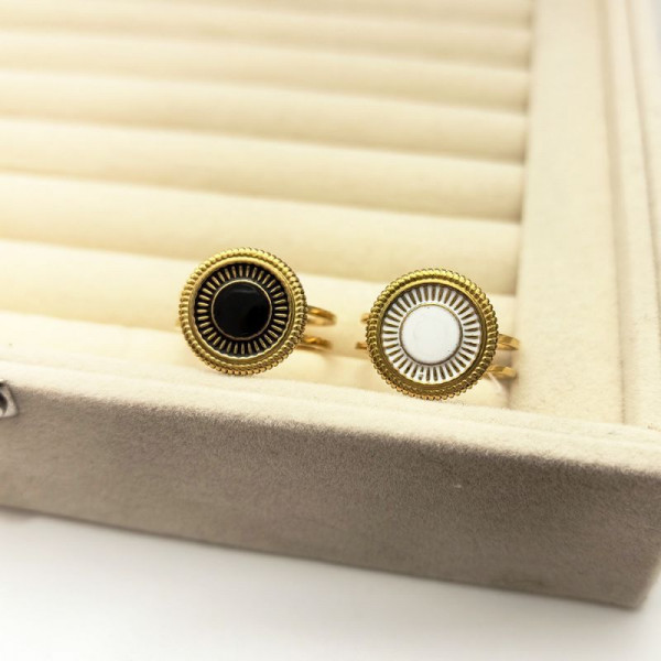 Кольцо с перламутровой вставкой и римскими цифрами CJN45355