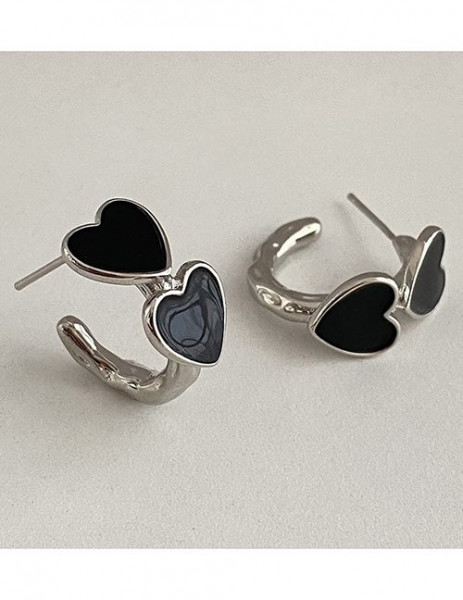 Стильные серьги-кольца с черными эмалевыми сердцами Z03582