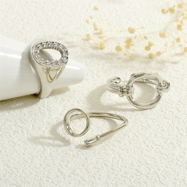 Незамкнутое кольцо с геометрическим кругом и камнем CJG67980