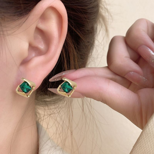 Минималистичные пусеты Квадратные кристаллы на длинной основе CJH51055