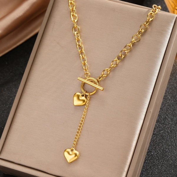 Золотистое колье-галстук с замком тогл и подвесками-сердцами CJP82975