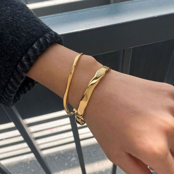 Комплект браслетов из двух тонких обручей с фактурным дизайном CJL41044