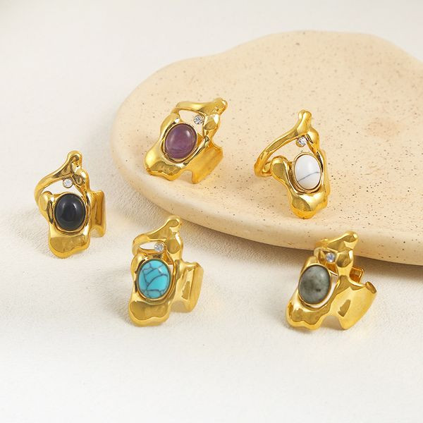 Массивное кольцо в стиле плавленый металл с белым камнем CJL46921