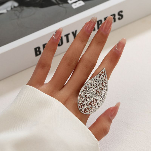 Кольцо ажурное с жемчужиной в центре CJL97523