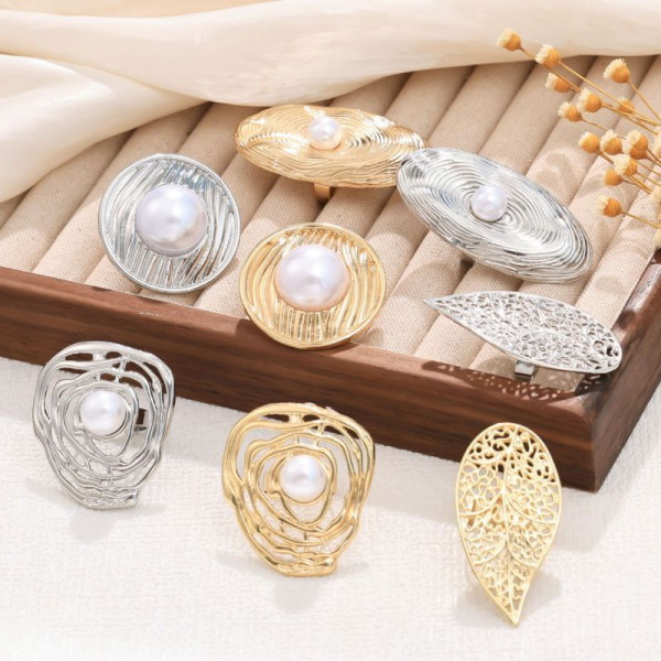 Кольцо ажурное с жемчужиной в центре CJL97523