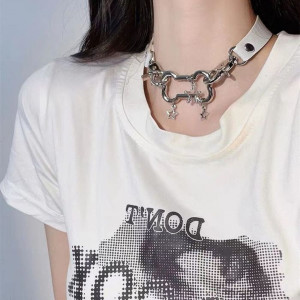 Широкий белый чокер с металлическим декором в стиле панк CJH63752