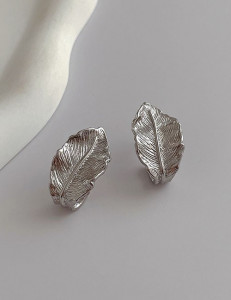 Фактурные серьги-пусеты серебристые листья L13218