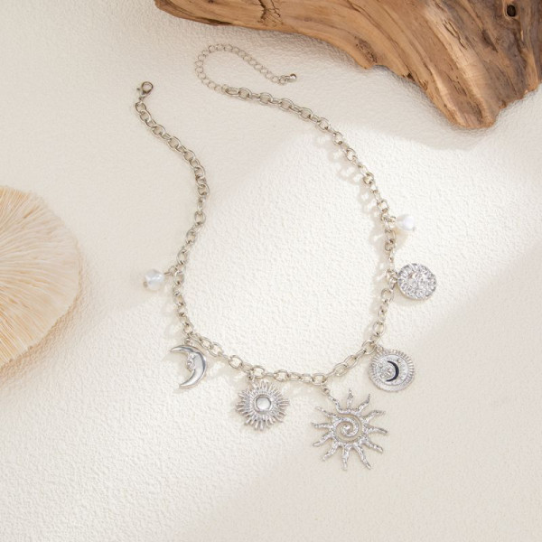 Бусы из крупных камней с множеством декоративных подвесок-монет CJN79431