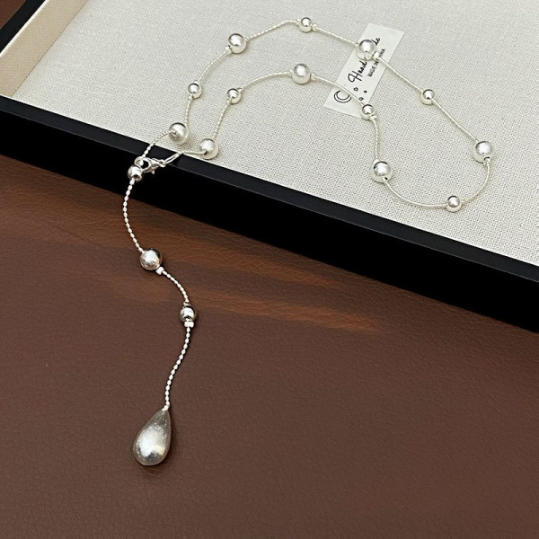 Изящное серебристое колье-галстук с подвеской-каплей CJP62394