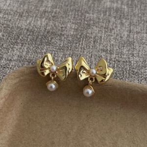 Маленькие серьги пусеты в форме золотистых бантов CJL14768