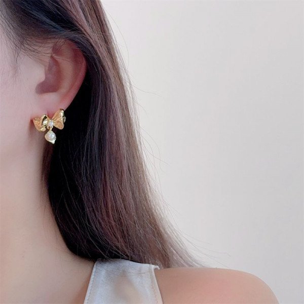 Маленькие серьги пусеты в форме золотистых бантов CJL14768