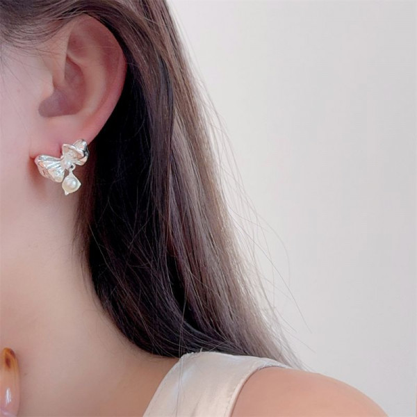 Маленькие серьги пусеты в форме золотистых бантов CJL14768