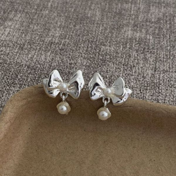 Маленькие серьги пусеты в форме золотистых бантов CJL14768